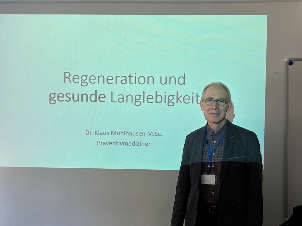 Dr. Mühlhausen beim Vortrag über Longevity